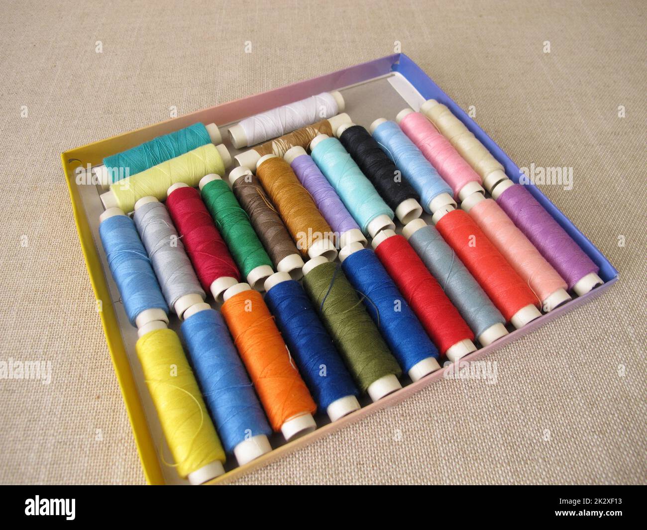 Fil de couture de différentes couleurs dans une boîte Banque D'Images