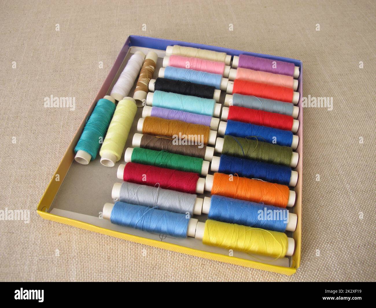 Fil de couture de différentes couleurs dans une boîte Banque D'Images