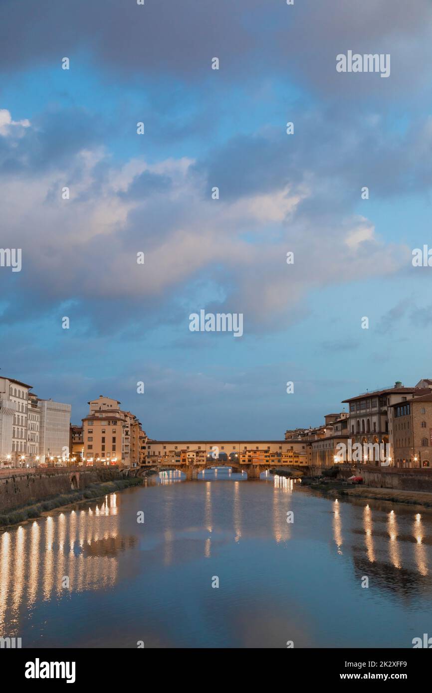 Coucher de soleil sur le Ponte Vecchio - Vieux Pont - à Florence, Italie. Banque D'Images