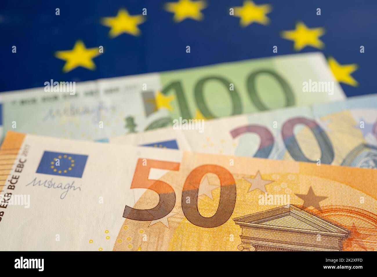 Billets en euros sur le drapeau de l'UE, finance et comptabilité, concept bancaire. Banque D'Images