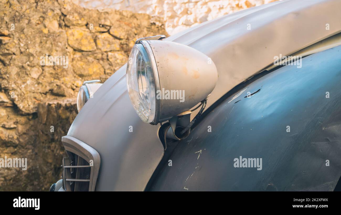 Gros plan de l'avant d'un ancien Citroen 2 CV, du phare et du capot dans le premier châssis. Le modèle 2CV n'est plus en production et est considéré comme un modèle colle Banque D'Images