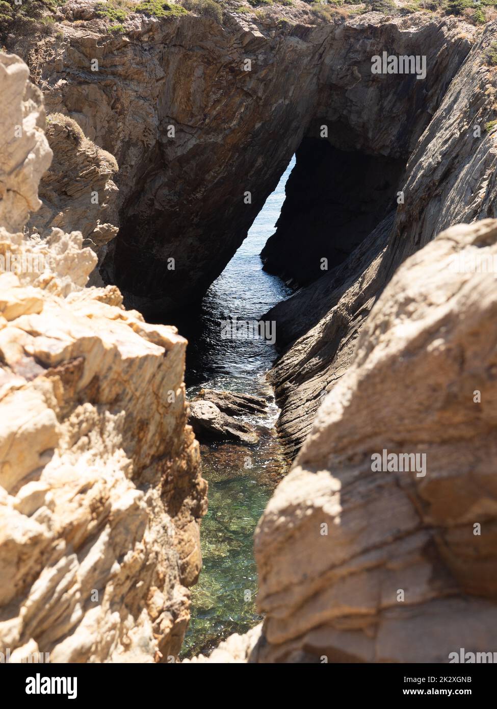 Une vue aérienne de la grotte de l'enfer entourée d'eau à Cap de Creus Banque D'Images