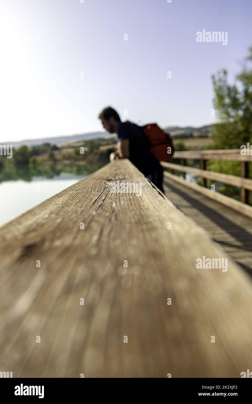 Man sur une balustrade Banque D'Images