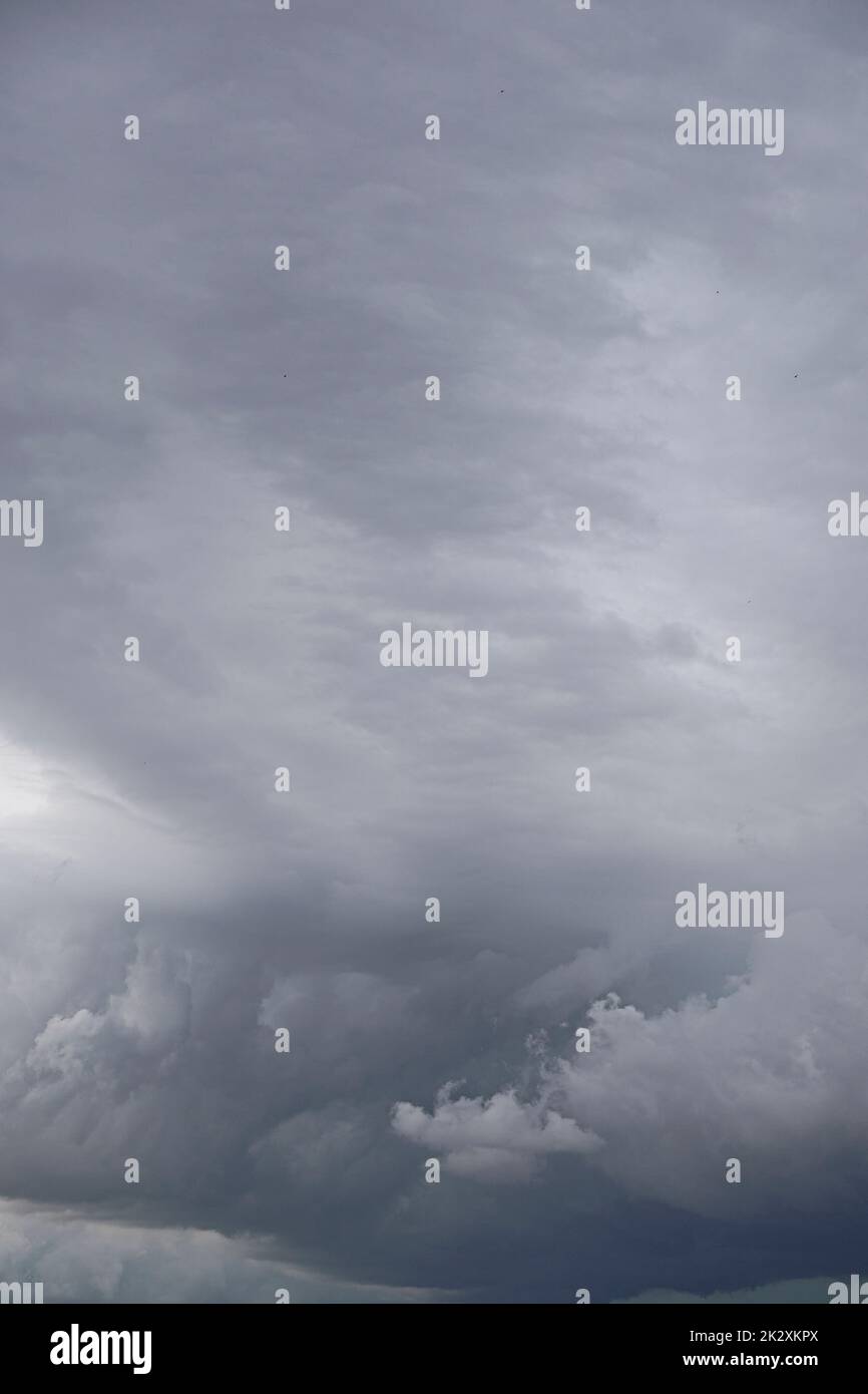 Ciel bleu plein de nuages blancs, jour de tempête Banque D'Images