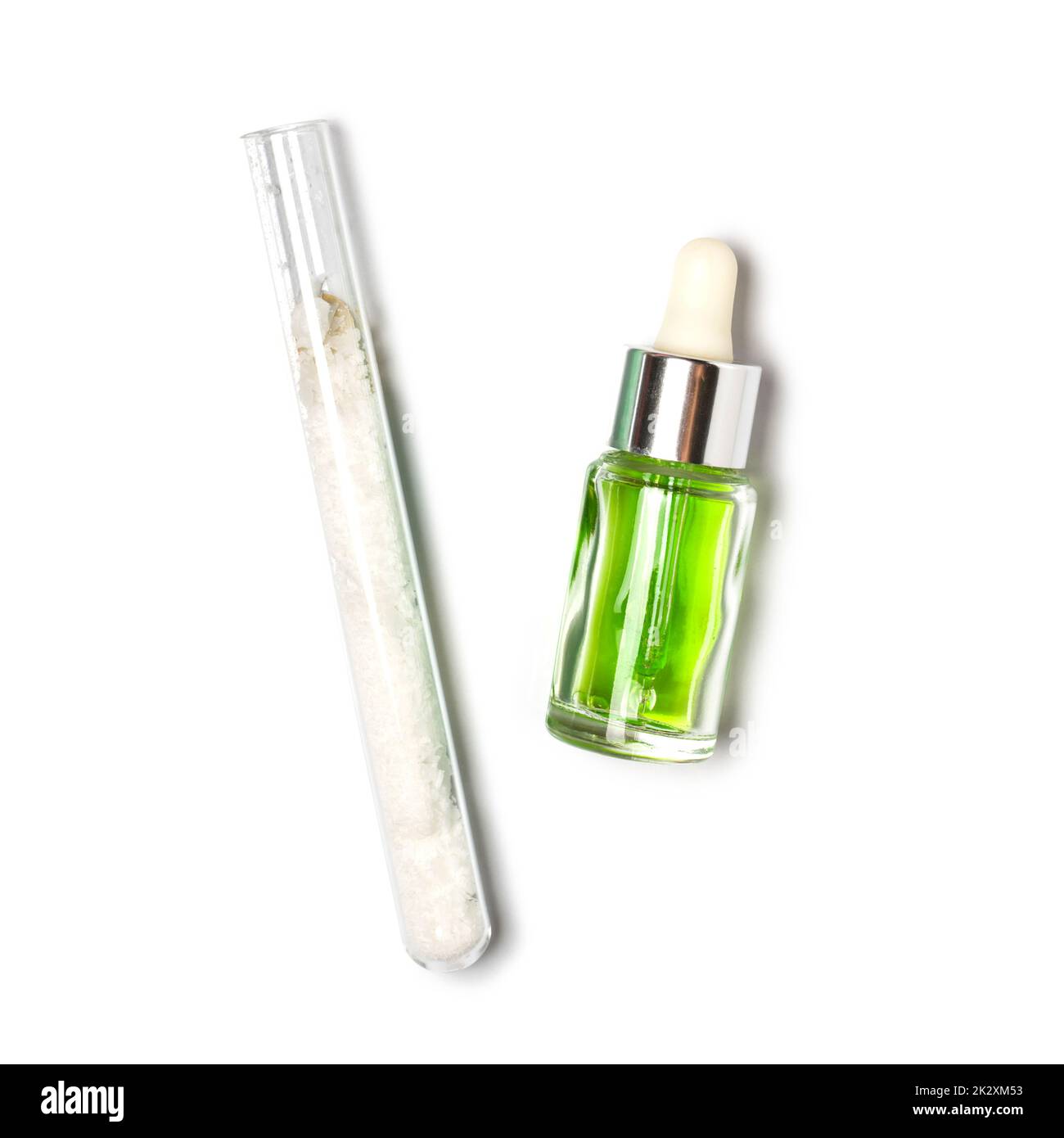 Liquide sulfate de fer (II) dans un flacon compte-gouttes placer à côté de cétyl esters Wax dans le tube à essai. Gros plan sur l'ingrédient chimique sur la table de laboratoire blanche. Banque D'Images