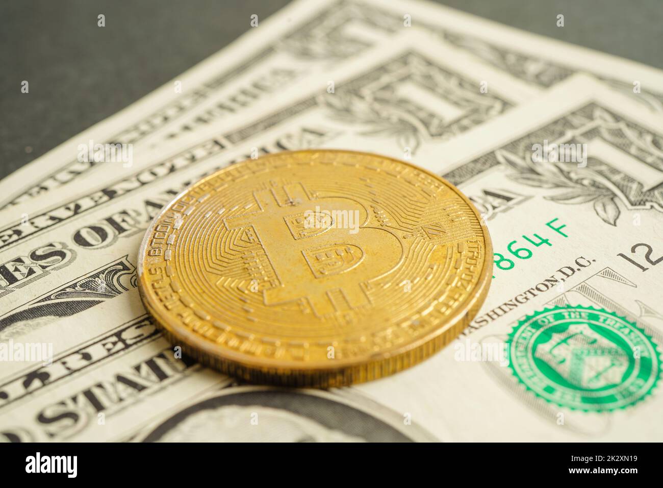 Bitcoin d'or sur les billets en dollars américains argent pour les affaires et le commerce, monnaie numérique, crypto-monnaie virtuelle, technologie blockchain. Banque D'Images