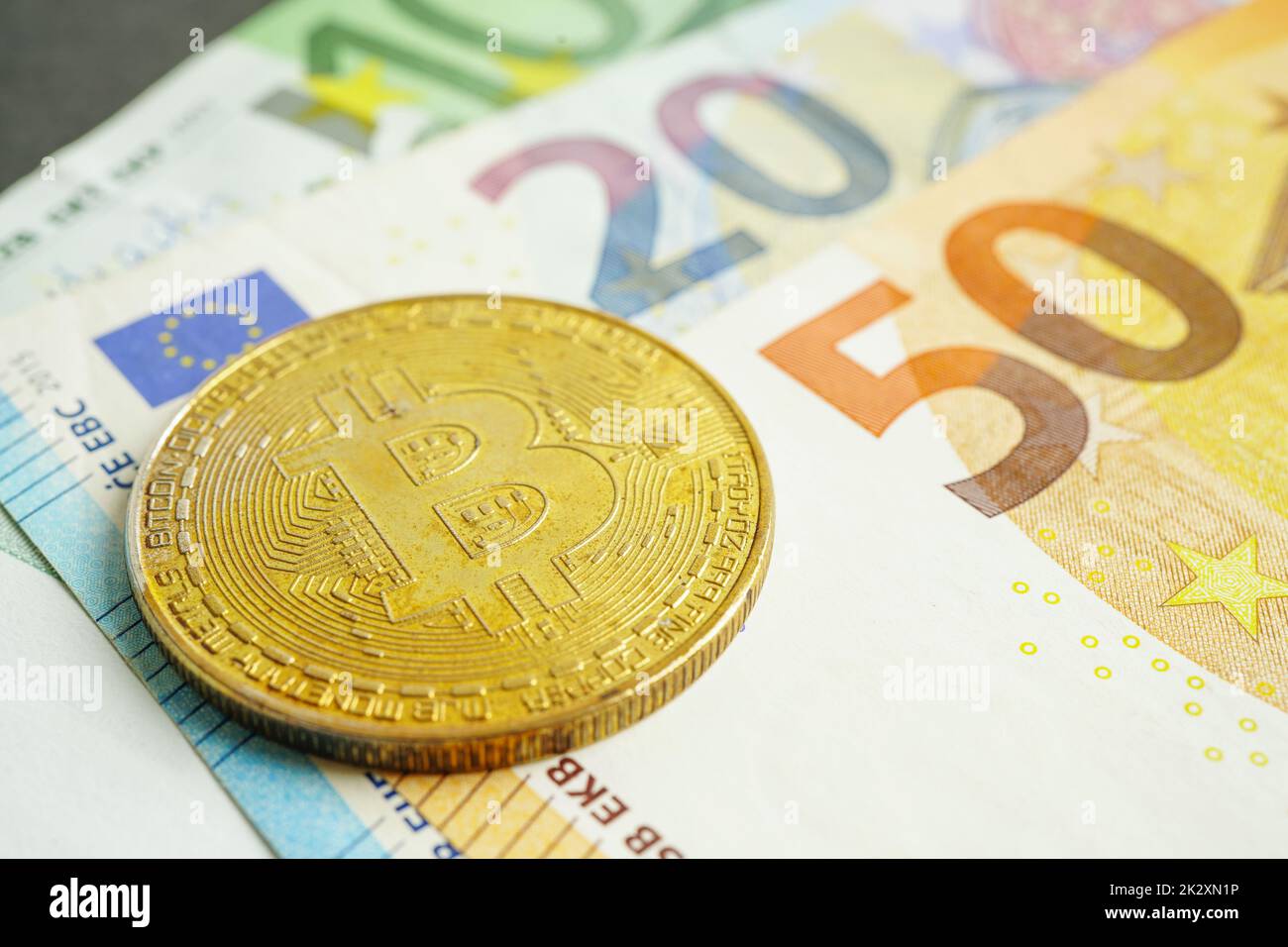Bitcoin d'or sur les billets en euros argent pour les affaires et le commerce, monnaie numérique, crypto-monnaie virtuelle. Banque D'Images