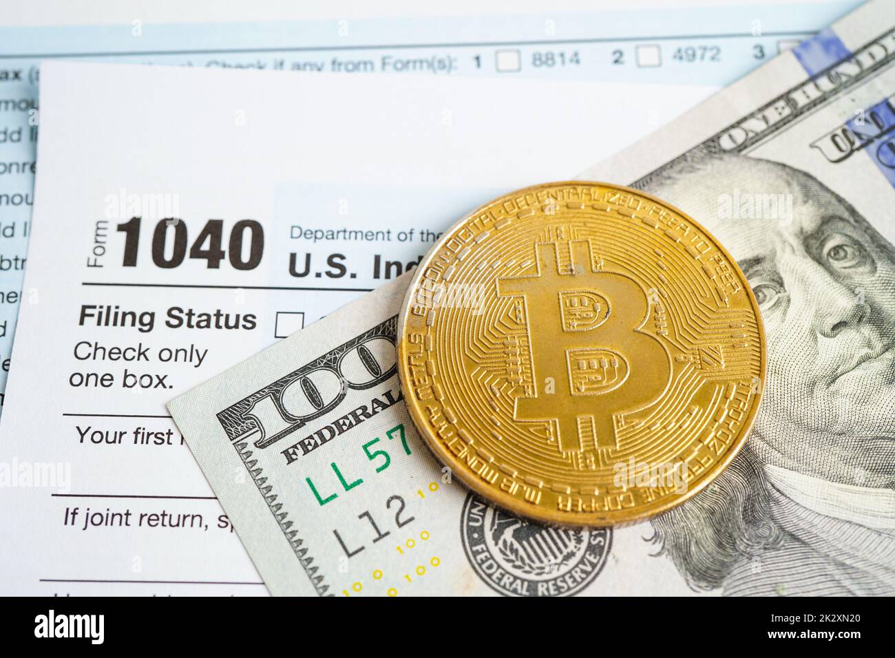 Bitcoin d'or sur les billets en dollars américains argent pour les affaires et le commerce, monnaie numérique, crypto-monnaie virtuelle, technologie blockchain. Banque D'Images