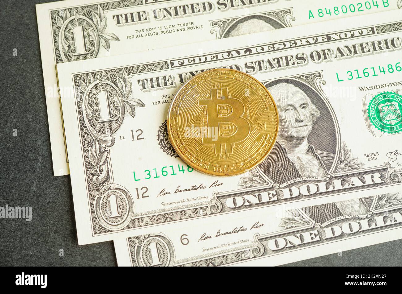 Bitcoin d'or sur les billets en dollars américains argent pour les affaires et le commerce, monnaie numérique, crypto-monnaie virtuelle, technologie blockchain. Banque D'Images