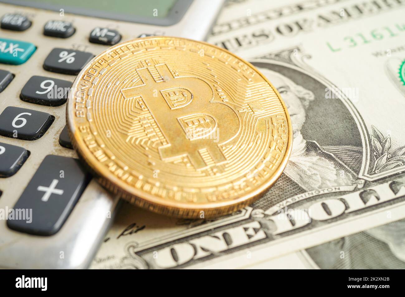 Bitcoin d'or sur les billets en dollars américains argent pour les affaires et le commerce, monnaie numérique, crypto-monnaie virtuelle, technologie blockchain. Banque D'Images