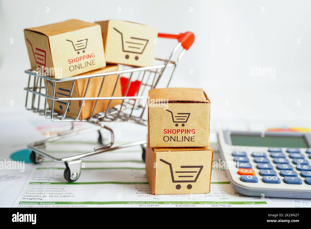 Achat en ligne, panier sur calculatrice, import export, finance commerce. Banque D'Images