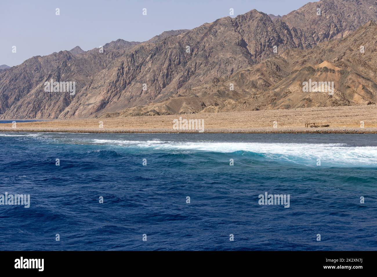 La mer Rouge sur le golfe d'Aqaba, entourée par les montagnes de la péninsule du Sinaï, Dahab, Egypte Banque D'Images