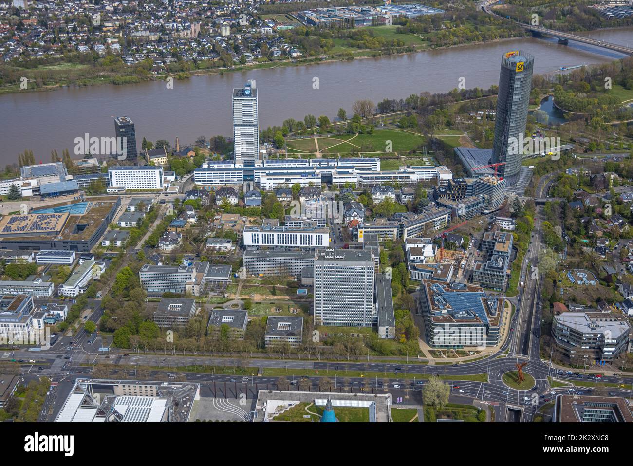 Vue aérienne, quartier fédéral avec la Tour de poste au Rhin, Deutsche Welle, Campus des Nations Unies avec Langer Eugen et ancien Bundestag allemand, Banque D'Images