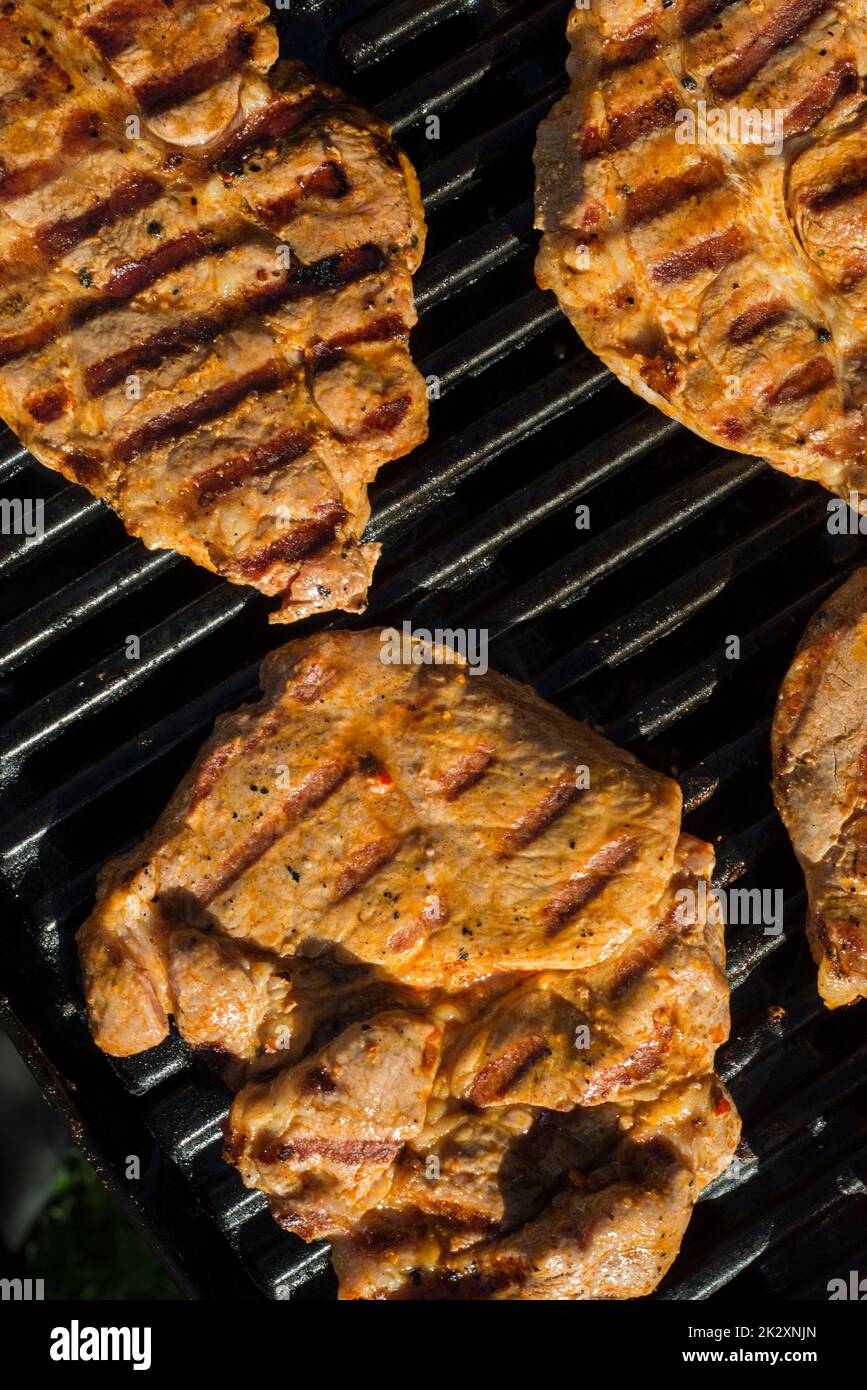 Quelques steaks sur un grill - barbecue Banque D'Images