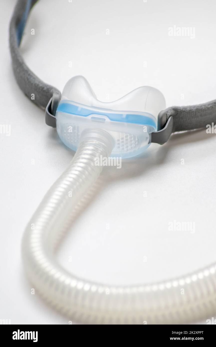 Masque CPAP en tant que masque facial complet ou masque nasal contre l'apnée obstructive du sommeil aide les patients masque respiratoire clip de harnais pour le nez et la gorge médicaments respiratoires avec appareil cpap contre ronfler l'homme Banque D'Images