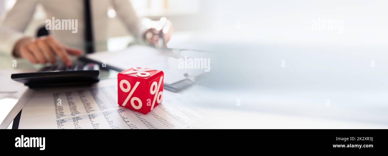 Gros plan du bloc cubique rouge avec symbole de pourcentage Banque D'Images