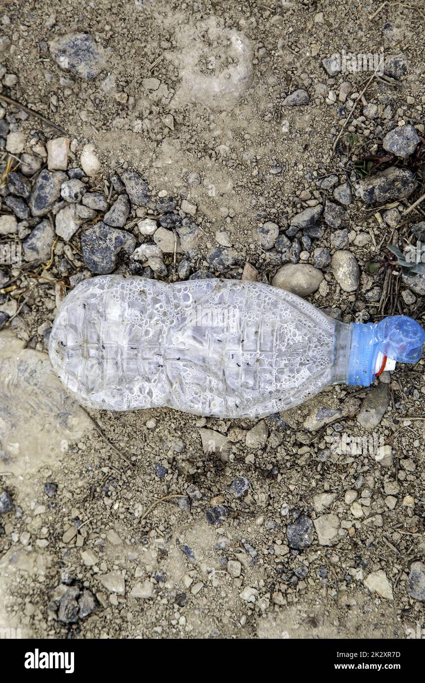 Bouteille d'eau projetée dans la nature Banque D'Images