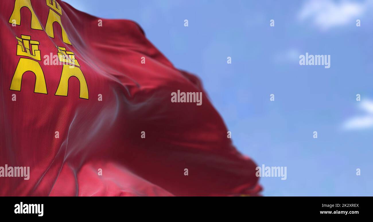 Le drapeau de la région de Murcie agitant dans le vent par temps clair Banque D'Images