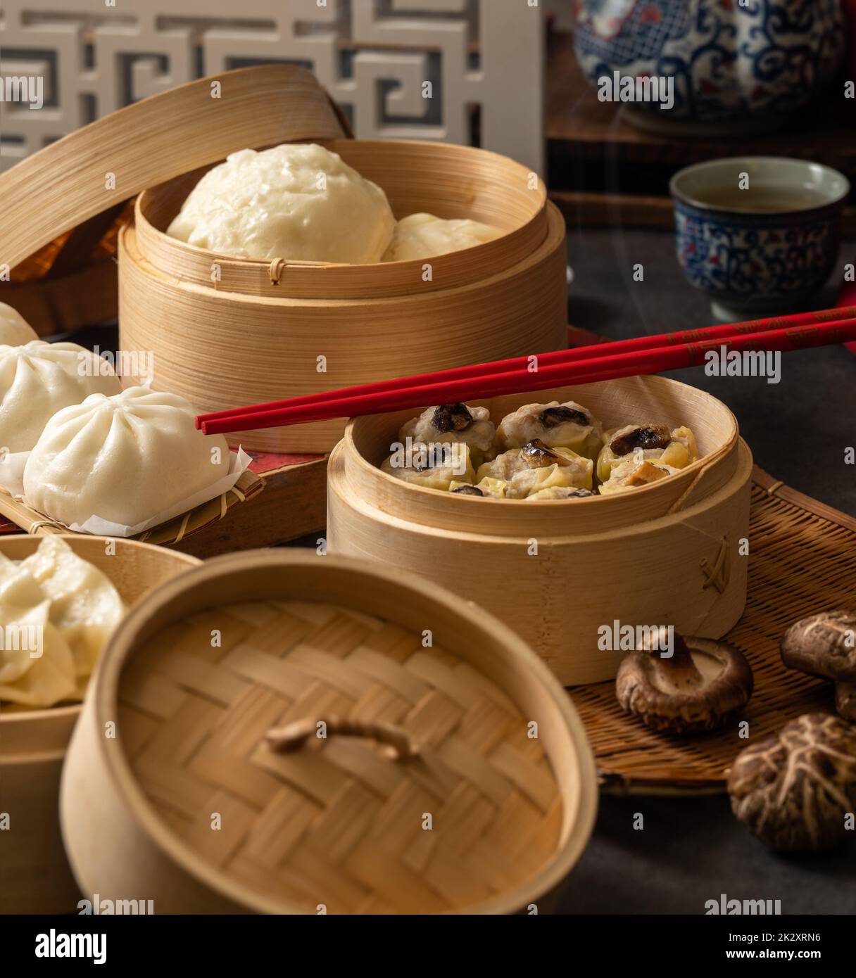 Steamers en bambou avec assortiment dim sum, cuisine chinoise Banque D'Images