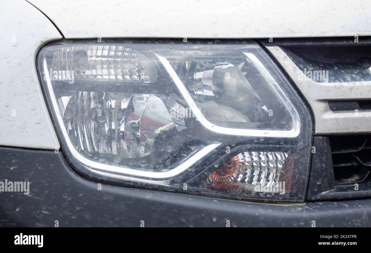 Projecteur avant droit pour Renault Duster. Multisegment ou vus en blanc avec pare-chocs noir. Vue de l'avant de la voiture. Voyant de gros plan détaillé sur une voiture. Détails extérieurs. Ukraine, Kiev - 12 juin. 2022. Banque D'Images