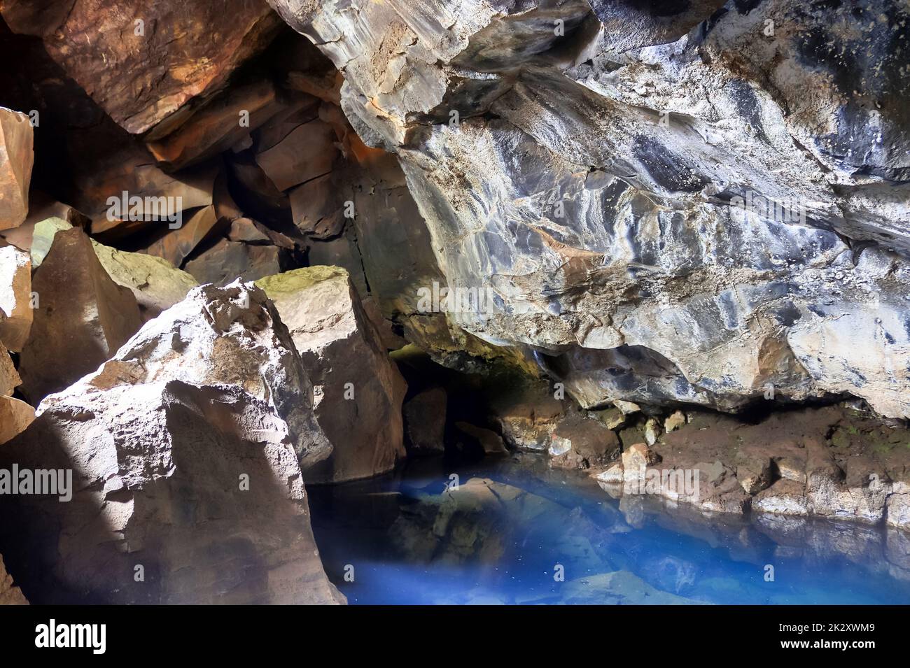 Vue sur la grotte de lave de Grjotagja avec de l'eau bleue cristalline. Banque D'Images