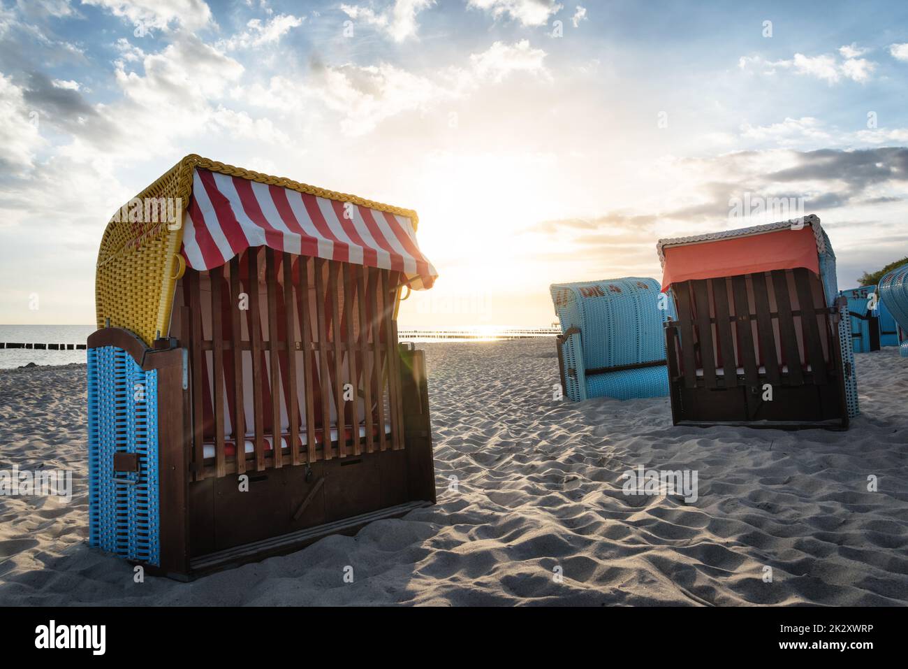 Coucher de soleil sur la mer baltique avec chaises de plage Banque D'Images
