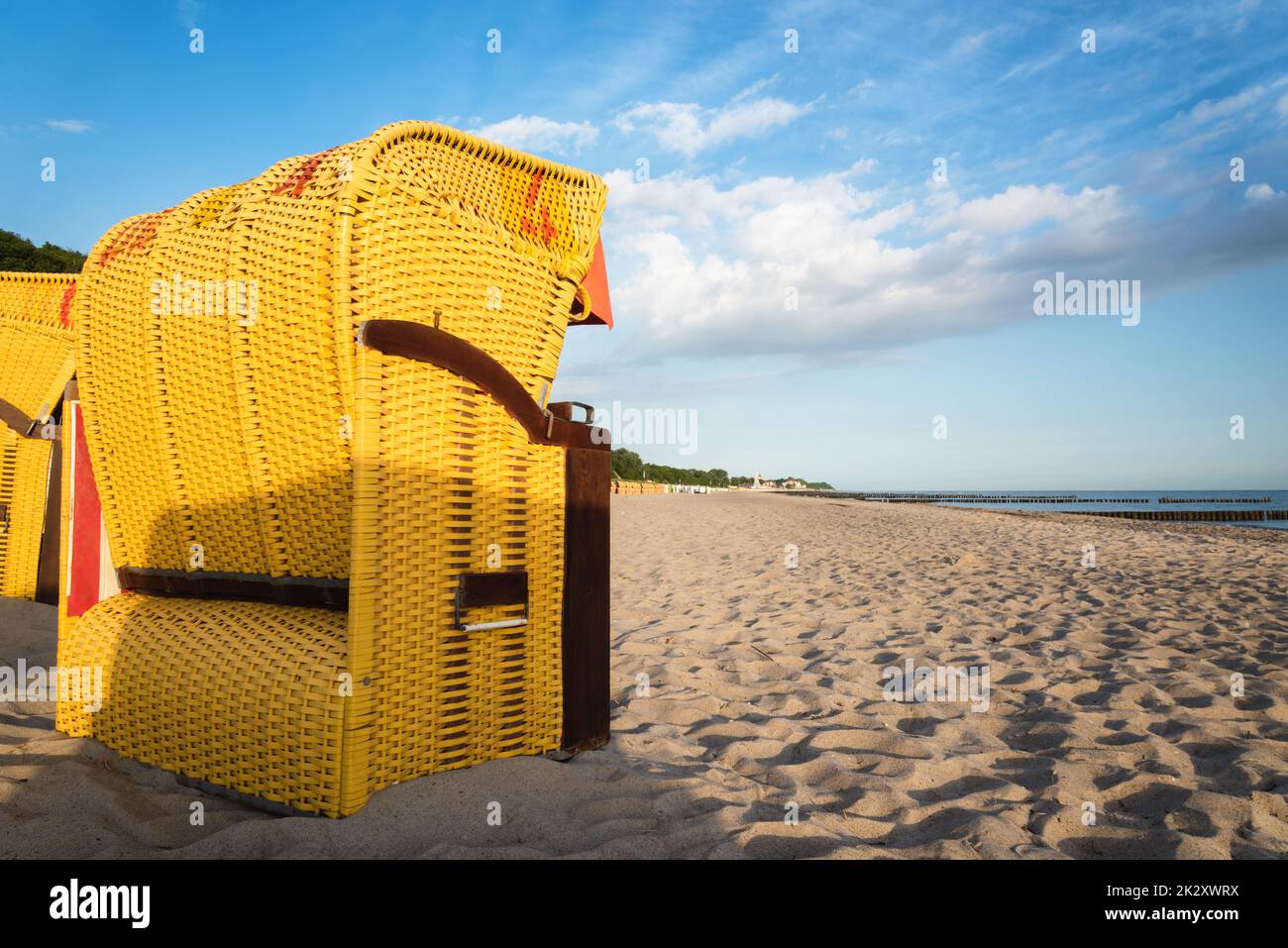 Coucher de soleil sur la mer baltique avec chaises de plage Banque D'Images