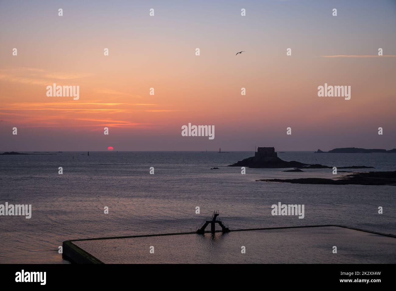 Piscine naturelle de Saint-Malo au coucher du soleil, bretagne, France Banque D'Images