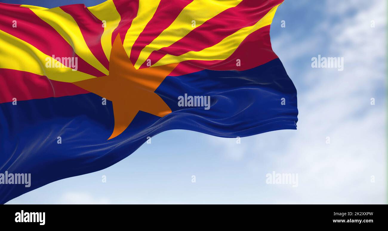 Le drapeau d'État de l'Arizona agité dans le vent par temps clair Banque D'Images