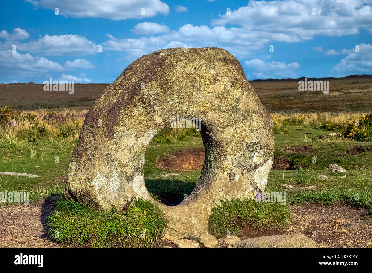 Men-an-Tol connu sous le nom de Men an Toll ou Crick Stone - petite formation de pierres debout à Cornwall, Royaume-Uni Banque D'Images