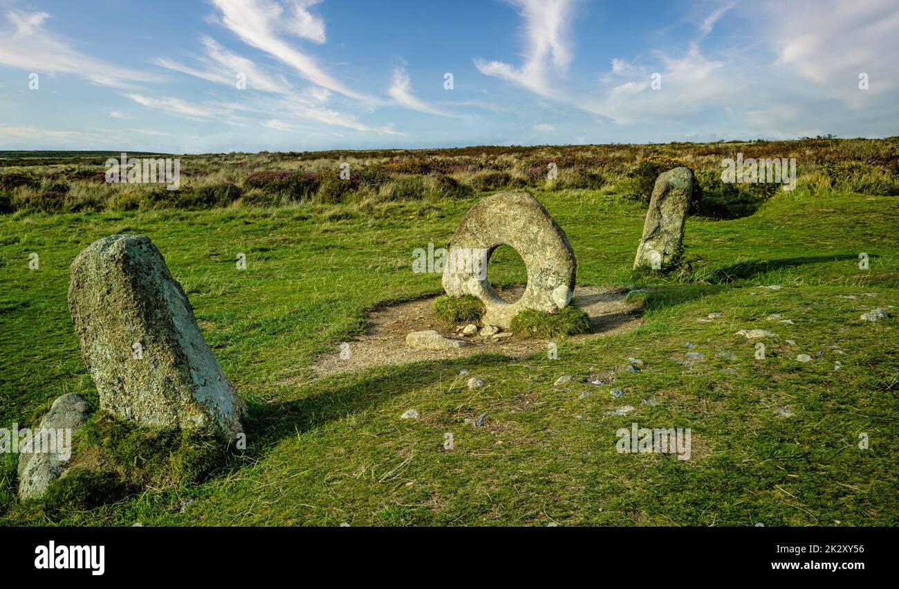 Men-an-Tol connu sous le nom de Men an Toll ou Crick Stone - petite formation de pierres debout à Cornwall, Royaume-Uni Banque D'Images