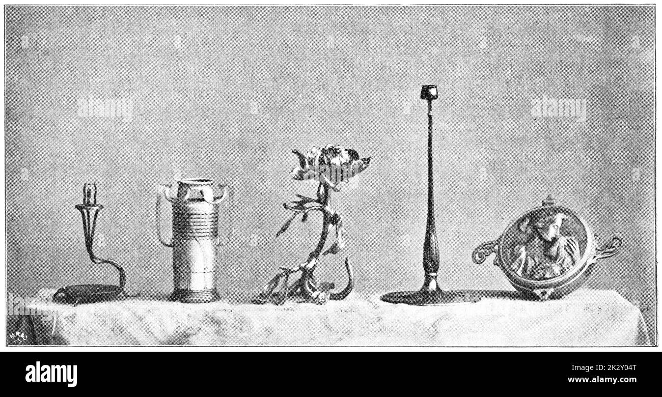 Divers porte-bougies, vase à fleurs et boîte à bonbons. Illustration du 19e siècle. Allemagne. Arrière-plan blanc. Banque D'Images