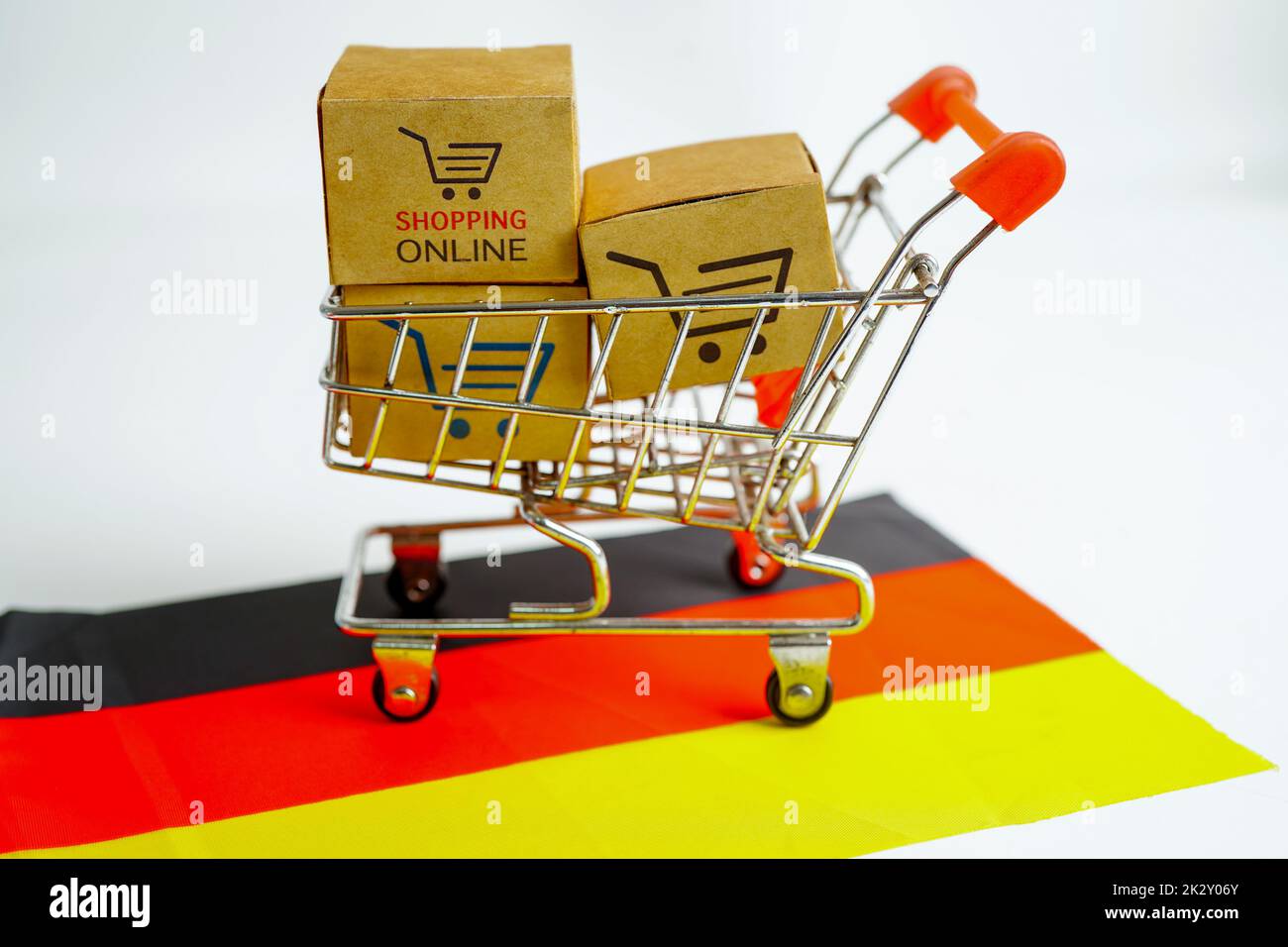 Achat en ligne, panier sur drapeau de l'Allemagne, import export, finance commerce. Banque D'Images
