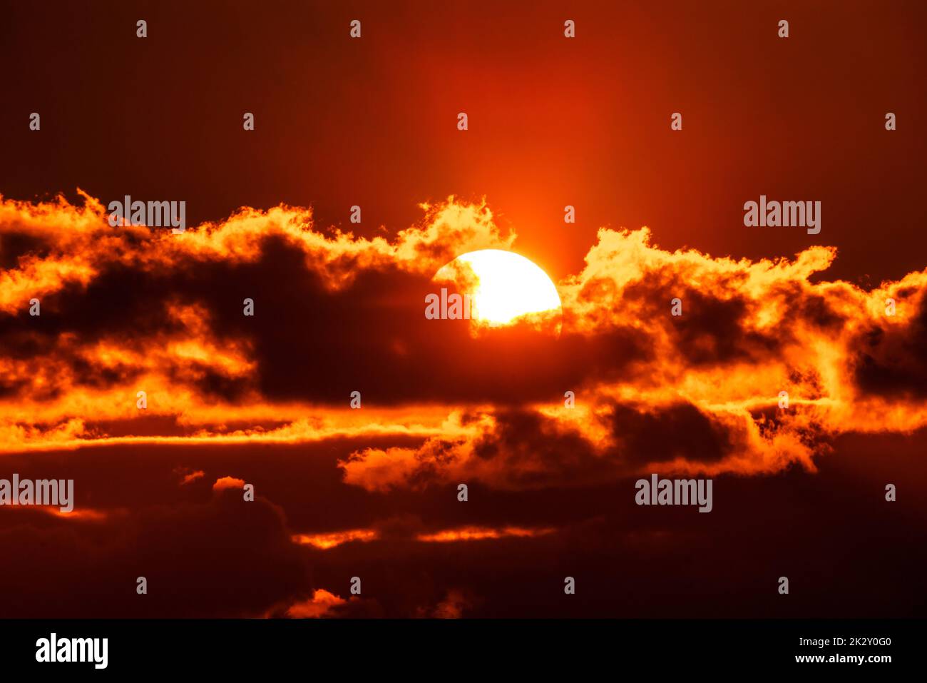 Magnifique ciel orange coloré avec nuages au coucher du soleil Banque D'Images