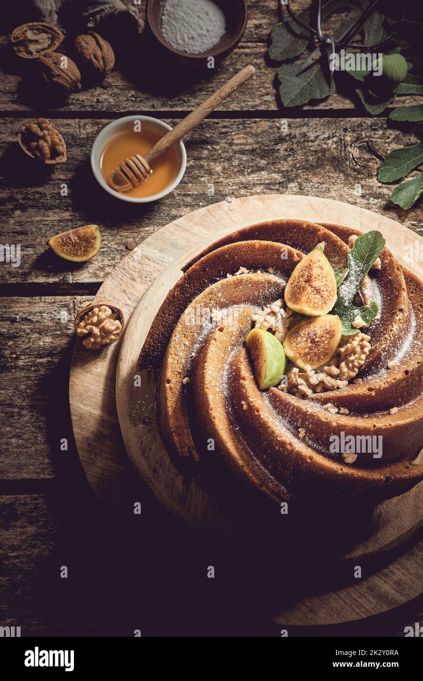 Délicieux gâteau aux figues sur une table en bois Banque D'Images