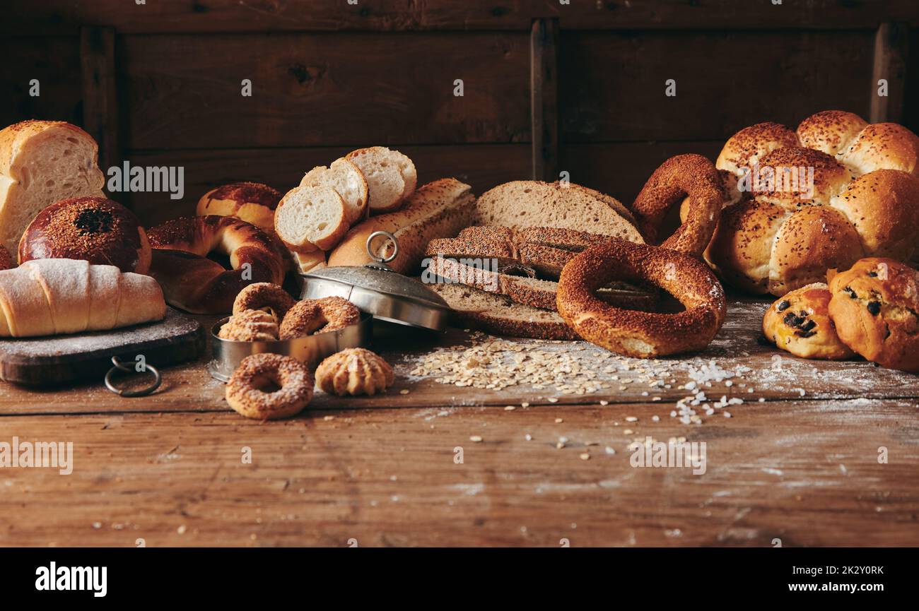 Diverses pâtisseries au four dans le bakehouse Banque D'Images