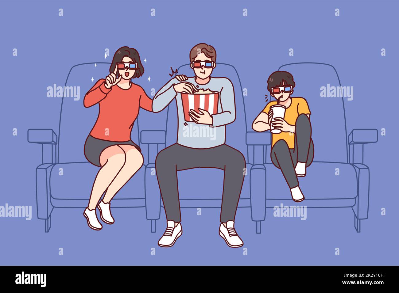 Une famille heureuse avec un enfant qui regarde un film au cinéma Banque D'Images