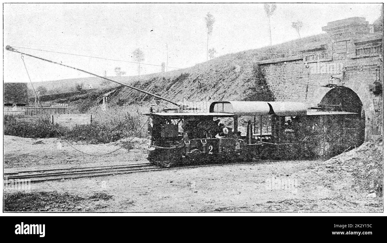 Train électrique pour entrer dans une mine de charbon. Illustration du 19e siècle. Allemagne. Arrière-plan blanc. Banque D'Images