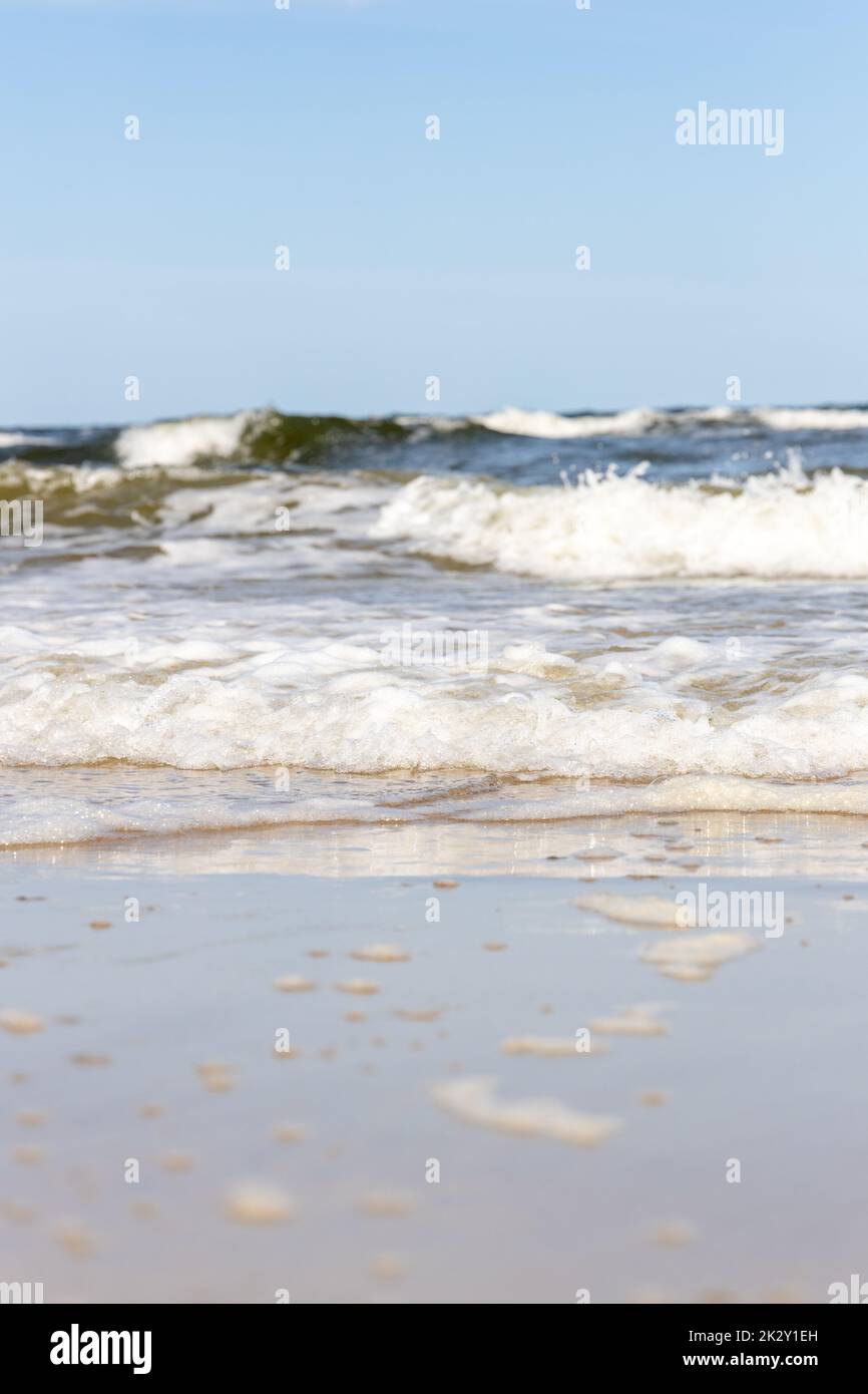 Vagues hautes et dangereuses sur la plage de Zempin sur l'île d'Usedom lors d'une belle journée Banque D'Images