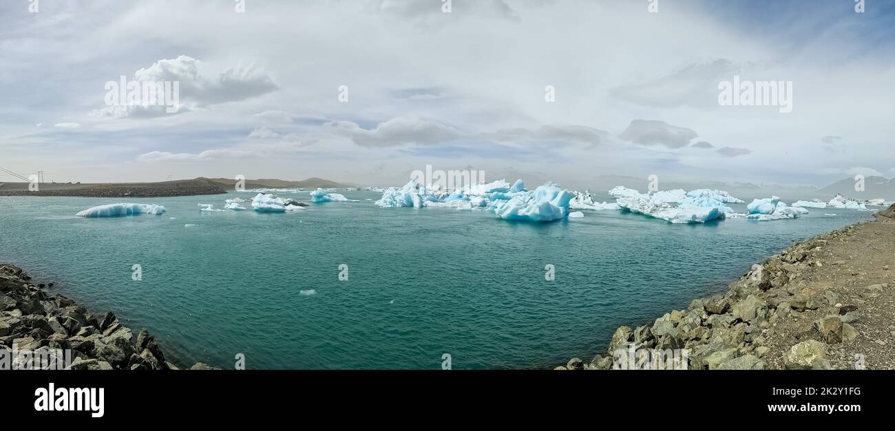 Islande, lagon de Jokulsarlon, icebergs Turquoise flottant dans le lagon des Glaciers sur l'Islande. Banque D'Images