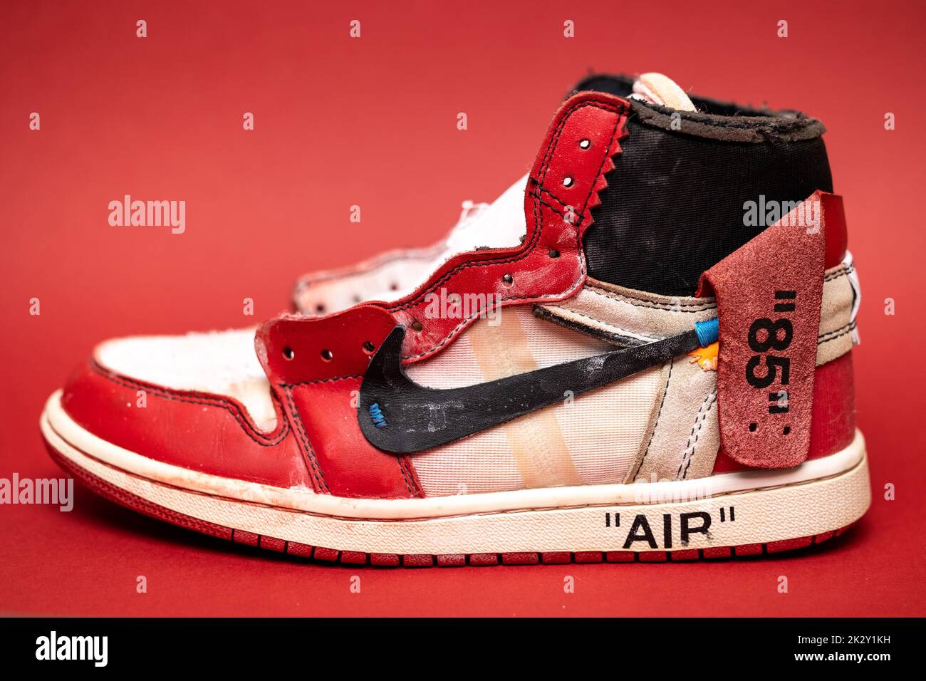 Vue rapprochée d'une Nike Air Jordan 1 Off White rouge sur fond rouge Photo  Stock - Alamy