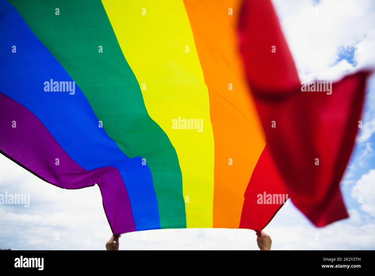 Drapeau LGBT coloré souffle dans le brez. Banque D'Images