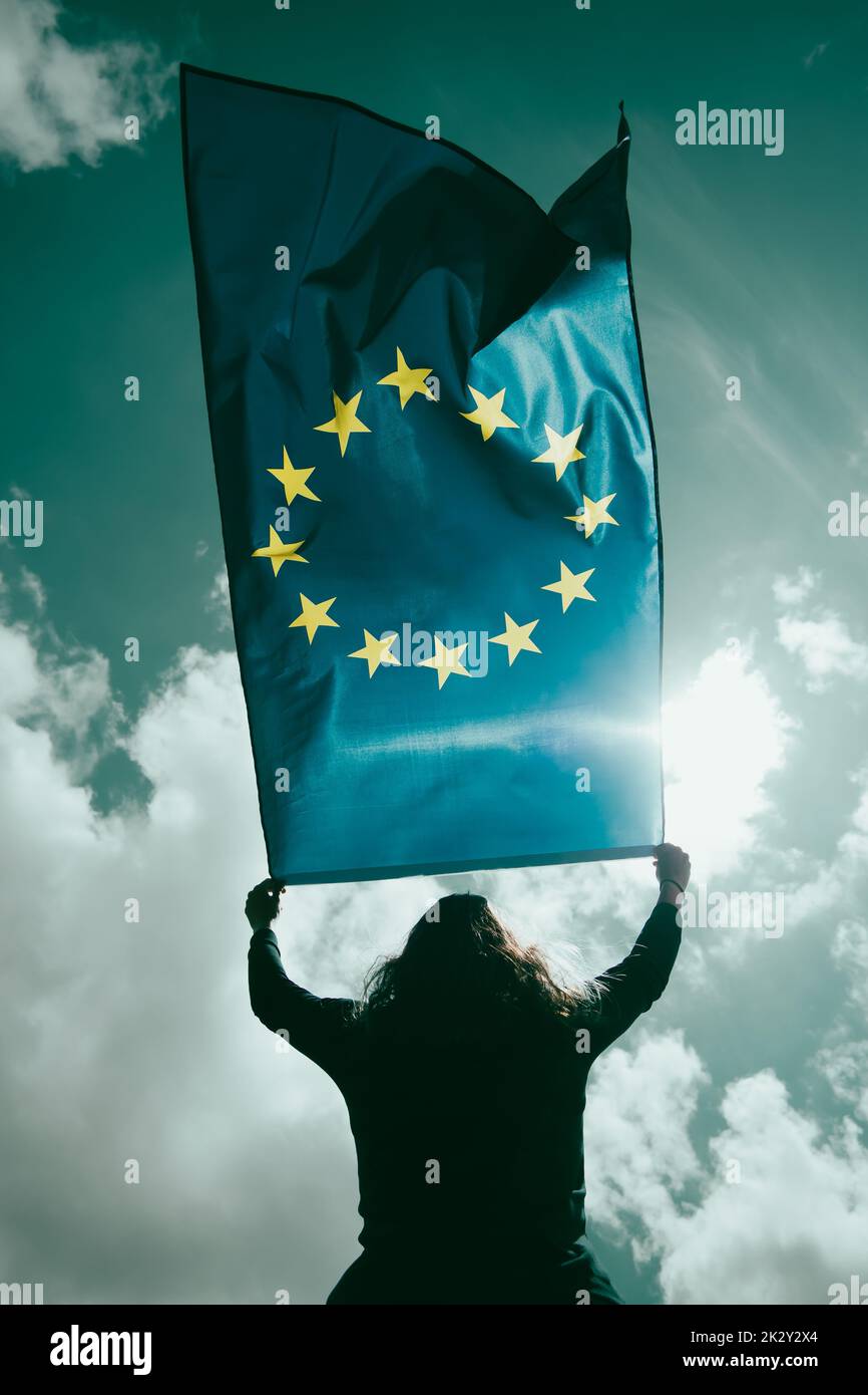 Femme avec drapeau de l'UE. Banque D'Images