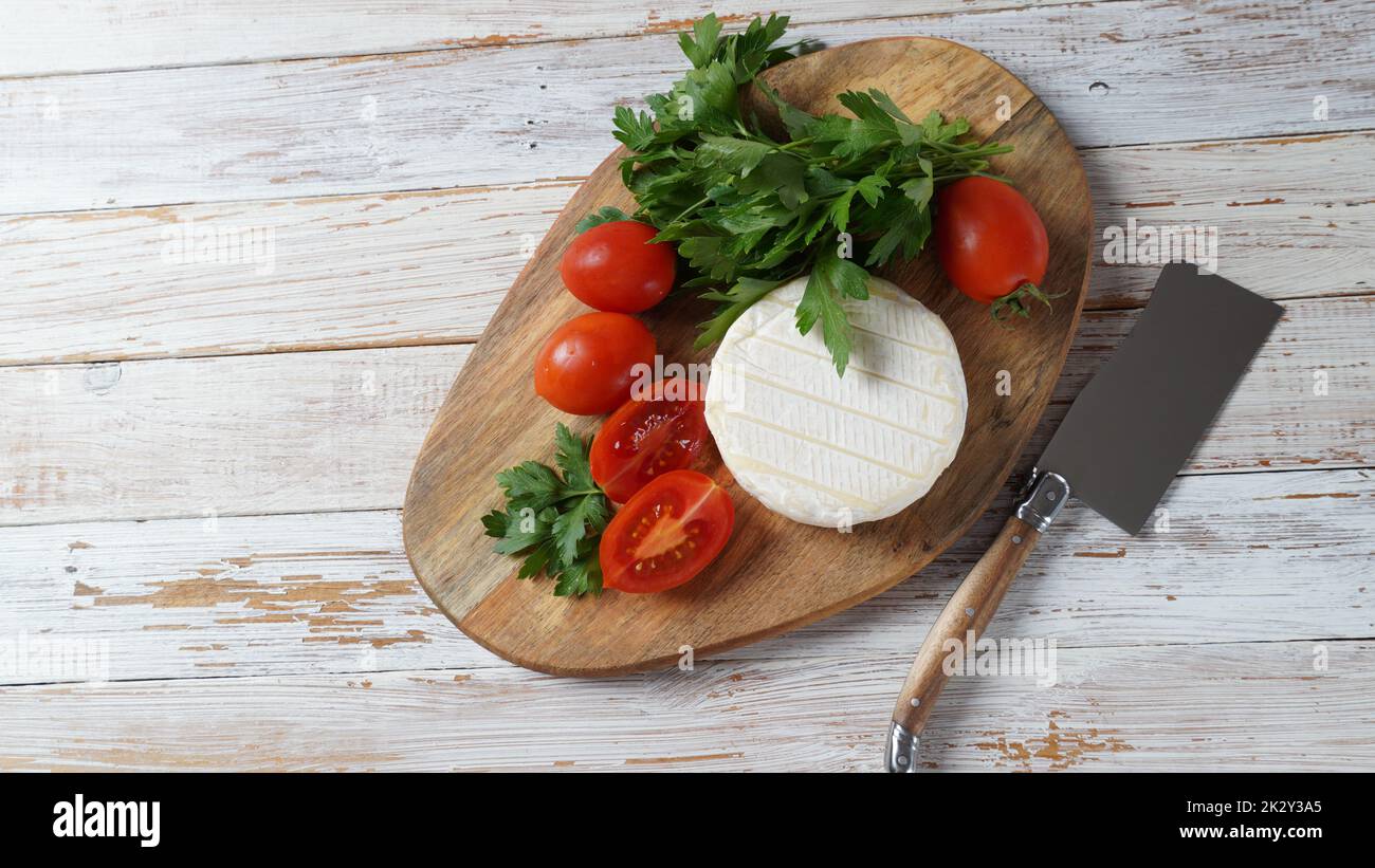 Camembert de Normandie avec tomates cerises fines herbes et fromage couteau Banque D'Images