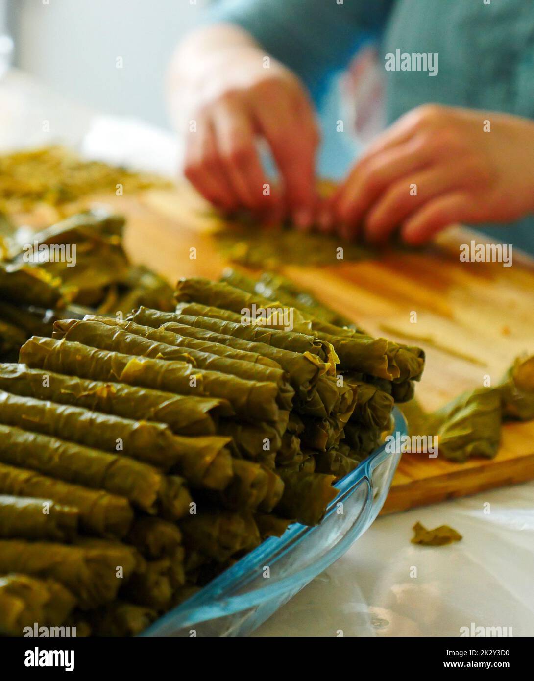 Un cuisinier fait des feuilles farcies, fait des feuilles farcies à la maison, des feuilles farcies de la cuisine turque Banque D'Images