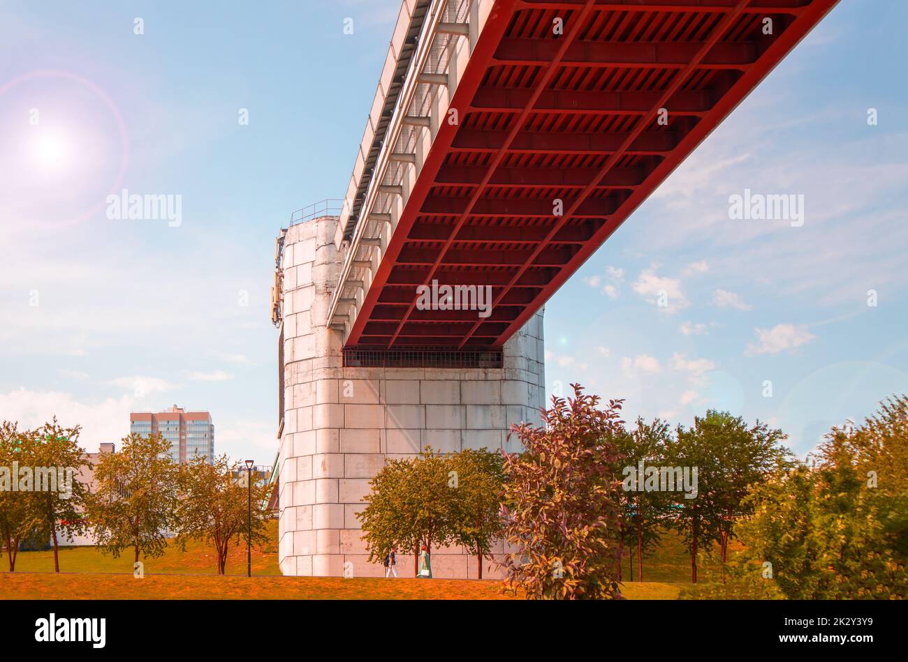 Conception technique du pont de métro avec supports en béton, vue de dessous. Panorama de la ville avec ciel et arbres Banque D'Images