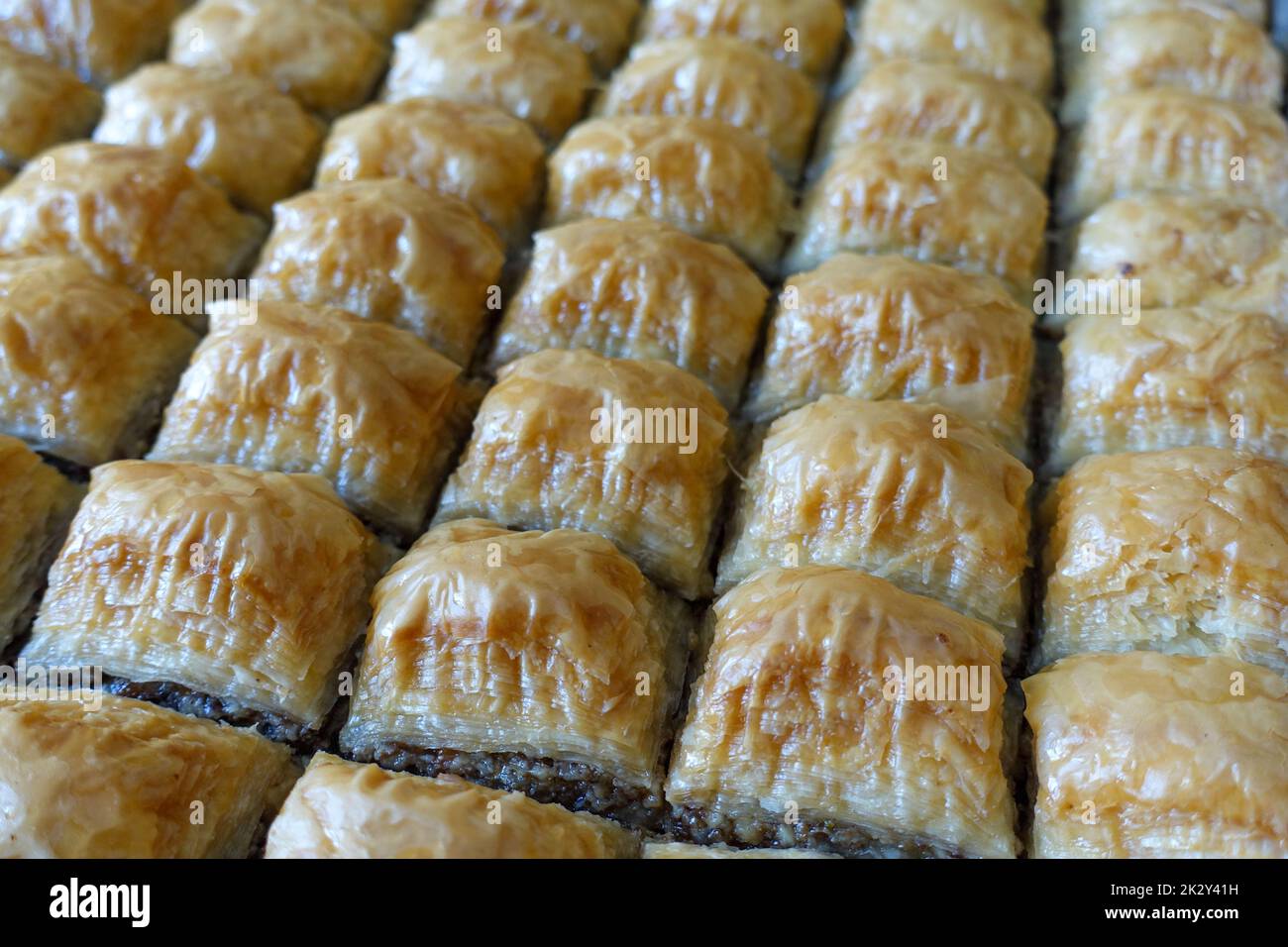 Célèbre dessert turc de baklava tranché dans un plateau de cuisson, Gaziantep baklava Banque D'Images