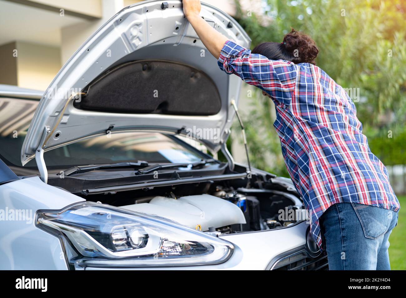 Ouvrir le capot moteur mécanicien système pour vérifier et réparer les dommages accident de voiture. Banque D'Images
