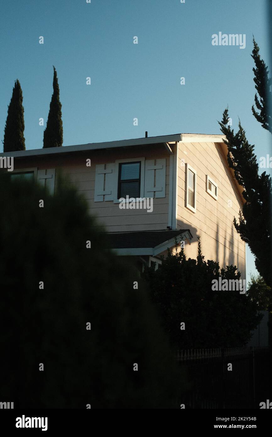 Une belle photo d'une maison résidentielle sur fond de ciel bleu Banque D'Images