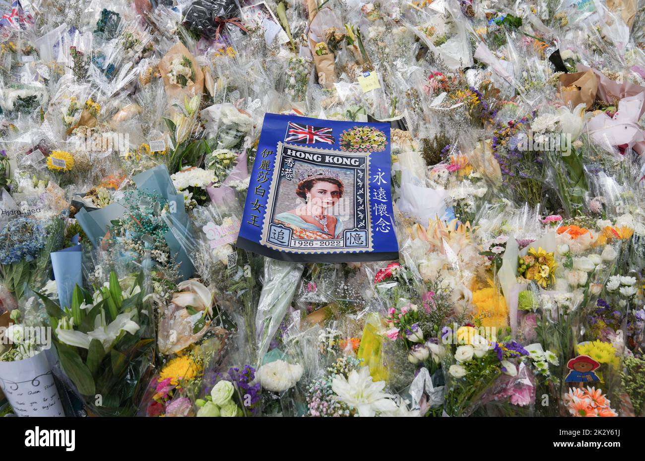 Les gens laissent des hommages floraux à la reine Elizabeth II de Grande-Bretagne à l'extérieur du consulat britannique en Amirauté. 19SEP22 SCMP / Sam Tsang Banque D'Images